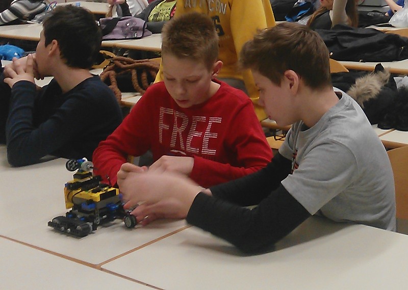 Sedmošolci pri sestavljanju robota