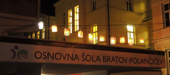 Praznično okrašena osnovna šola bratov Polančičev Maribor